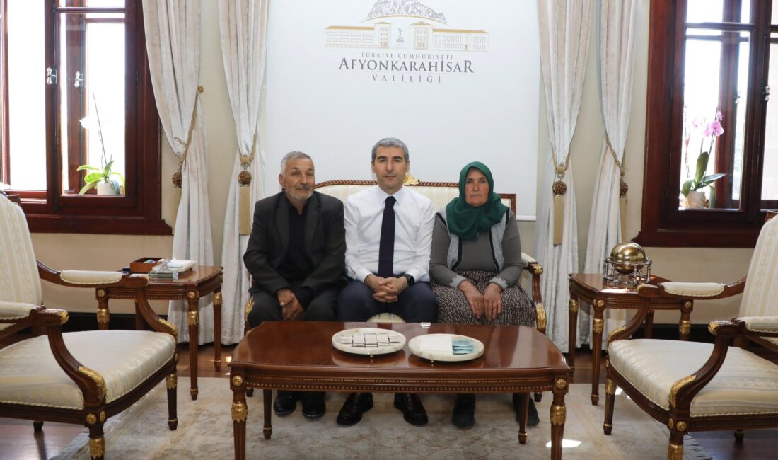 Afyonkarahisar Valisi Dr. Naci Aktaş, şehit ailesini ve eski dönem