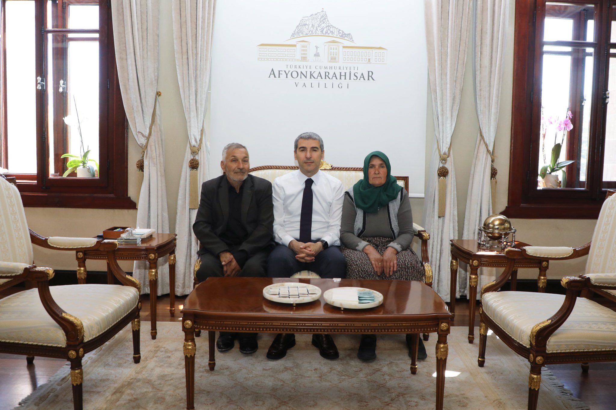 Afyonkarahisar Valisi Dr. Naci Aktaş, şehit ailesini ve eski dönem