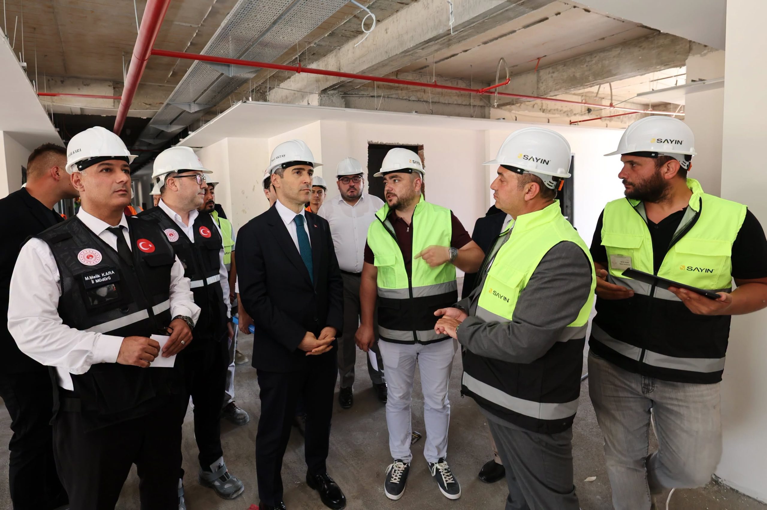 Afyonkarahisar Valisi Dr. Naci Aktaş, yapımı devam eden Afyonkarahisar Huzurevi