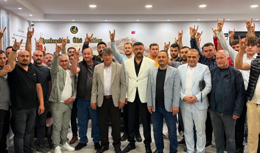 Karahisar Yörükler Derneği Başkanı Hasan Azak, yönetim kurulu üyeleriyle birlikte,