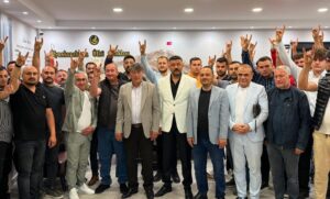 Karahisar Yörükler Derneği Başkanı Hasan Azak, yönetim kurulu üyeleriyle birlikte,