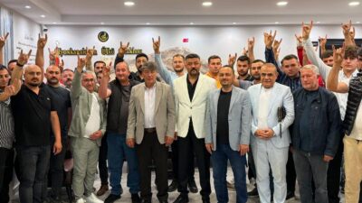 Karahisar Yörükler Derneği Başkanı Hasan Azak, yönetim kurulu üyeleriyle birlikte,