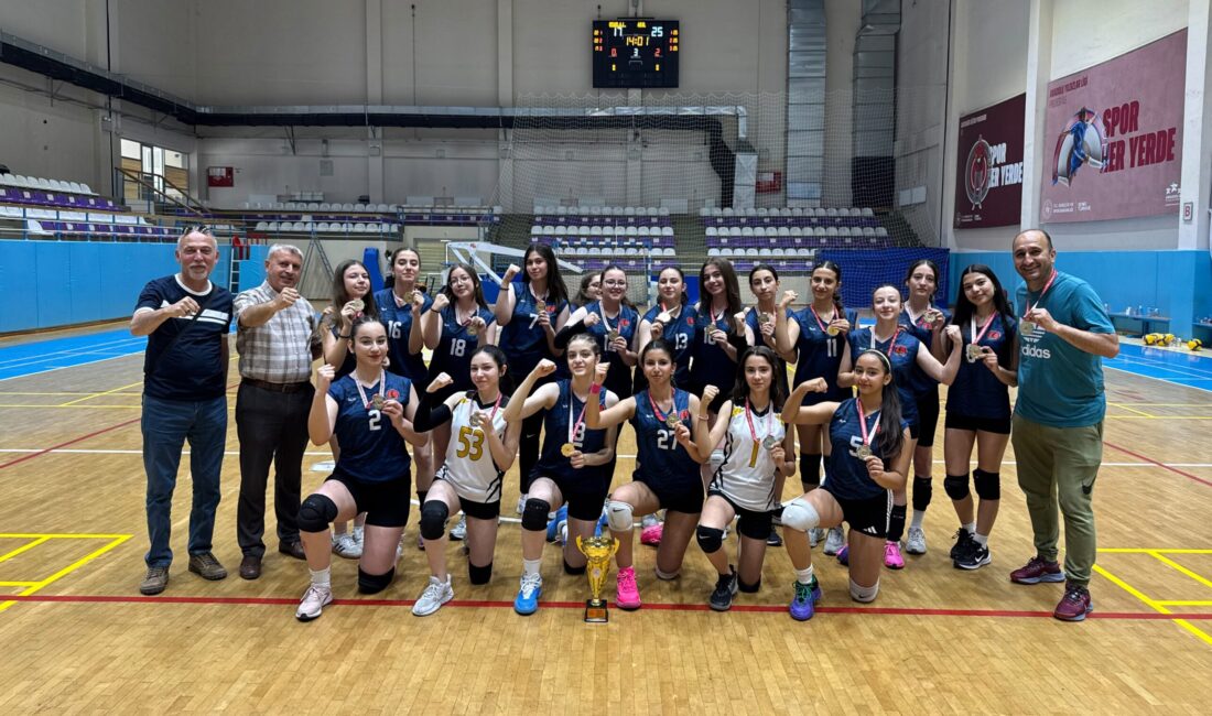 ​Okul sporlarında fırtına gibi esen Kocatepe Anadolu Lisesi, voleyboldaki ambargosunu