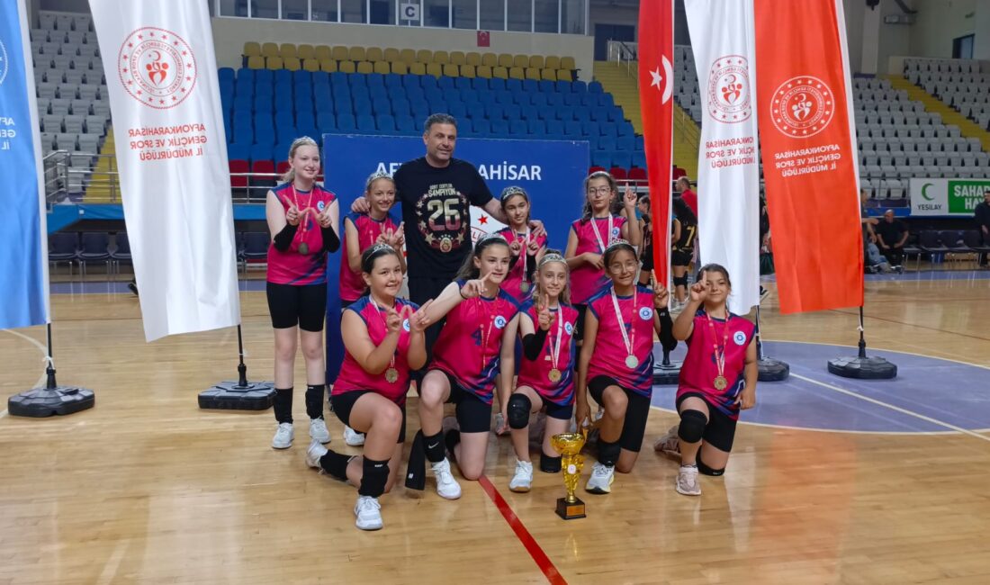 Afyonkarahisar'da düzenlenen ve 20 takımın mücadele ettiği Mini Kızlar Voleybol