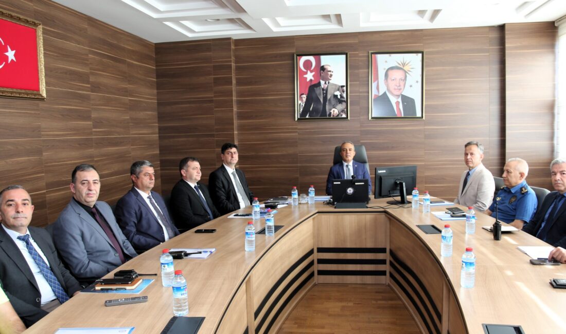 Afyonkarahisar İl Emniyet Müdürü Ahmet Birtan Erol, müdür yardımcıları ve
