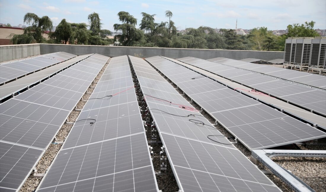 Gebze Teknik Üniversitesi (GTÜ) elektrik ihtiyacını binaların çatılarına ve otoparklara