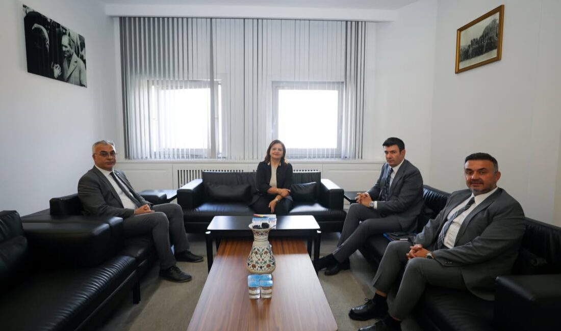 Afyonkarahisar Belediye Başkanı Burcu Köksal, Vali Yardımcısı İhsan Ayrancı ve