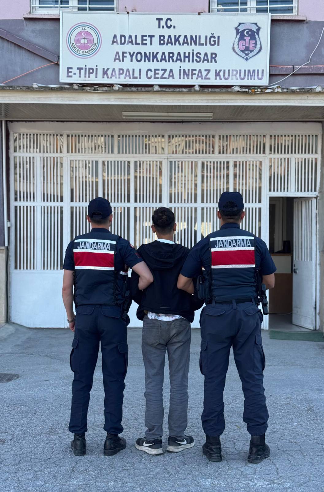 Afyonkarahisar İl Jandarma Komutanlığı ekiplerinin Sülümenli beldesinde yürüttüğü titiz takip