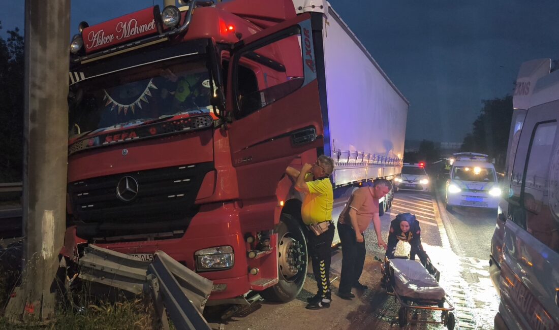 Kütahya'da hareket halindeyken sürücüsünün fenalık geçirdiği tır, kontrolden çıkarak yön