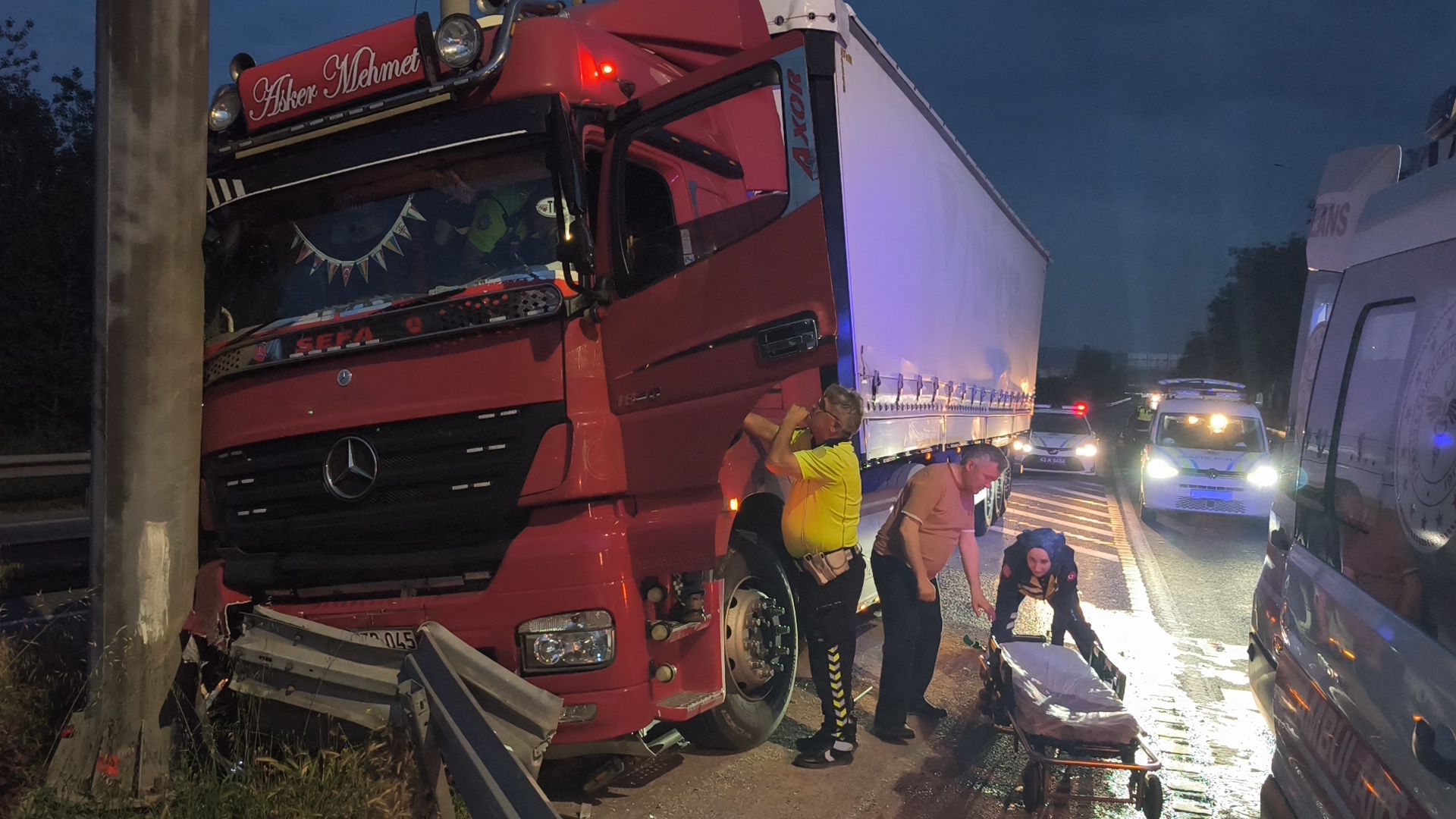 Kütahya'da hareket halindeyken sürücüsünün fenalık geçirdiği tır, kontrolden çıkarak yön