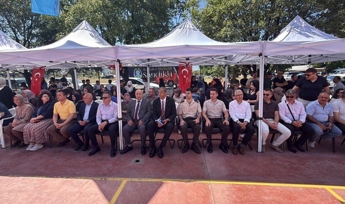 Afyonkarahisar’ın Sandıklı ilçesinde eğitim veren Yaşarlar Zekiye Ana Ortaokulu, Türk