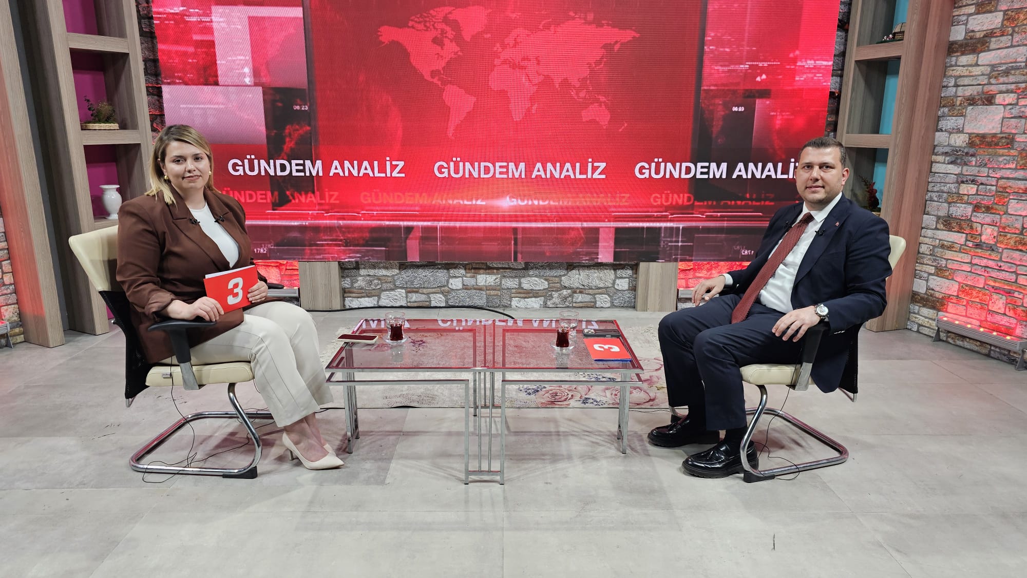 Kanal 3 TV ekranlarında gazeteci Berna Türksoy’un hazırlayıp sunduğu Gündem