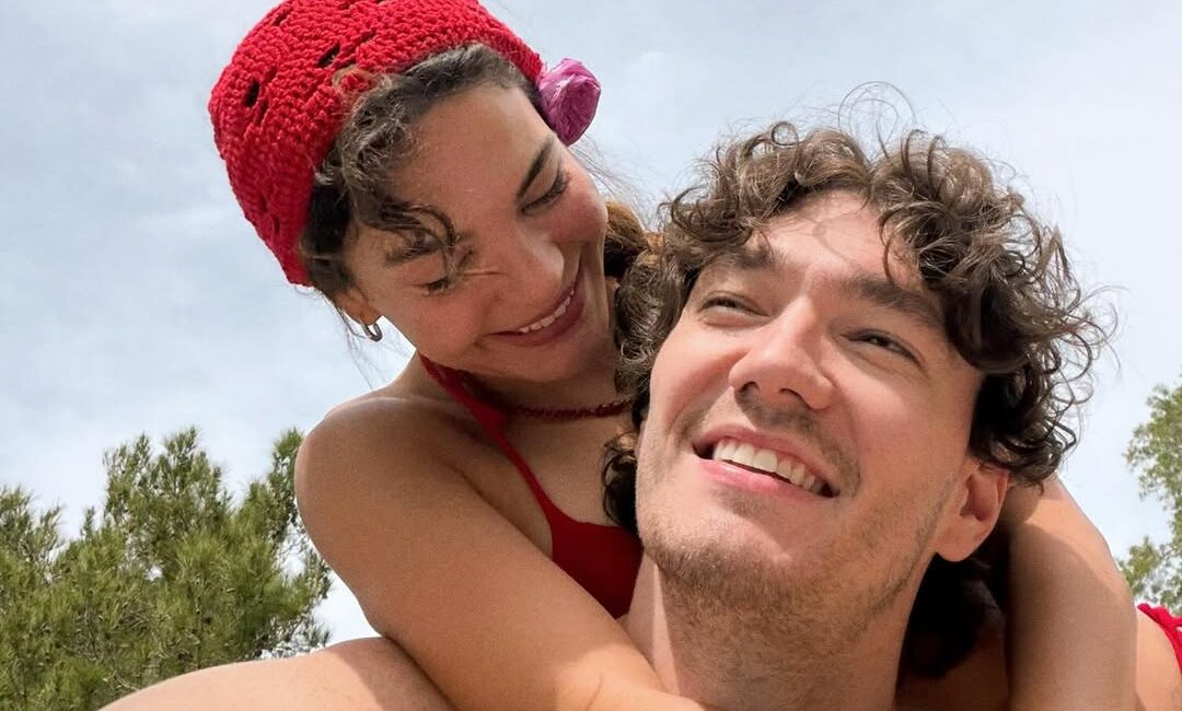 Başarılı oyuncu Ebru Şahin, yaz mevsiminin gelmesiyle birlikte eşi milli