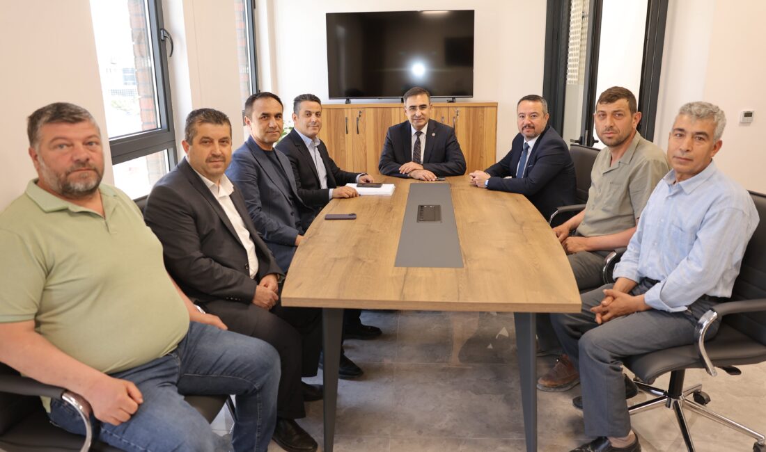 AK Parti Afyonkarahisar Milletvekili Dr. Hasan Arslan, teşkilat mensuplarıyla birlikte