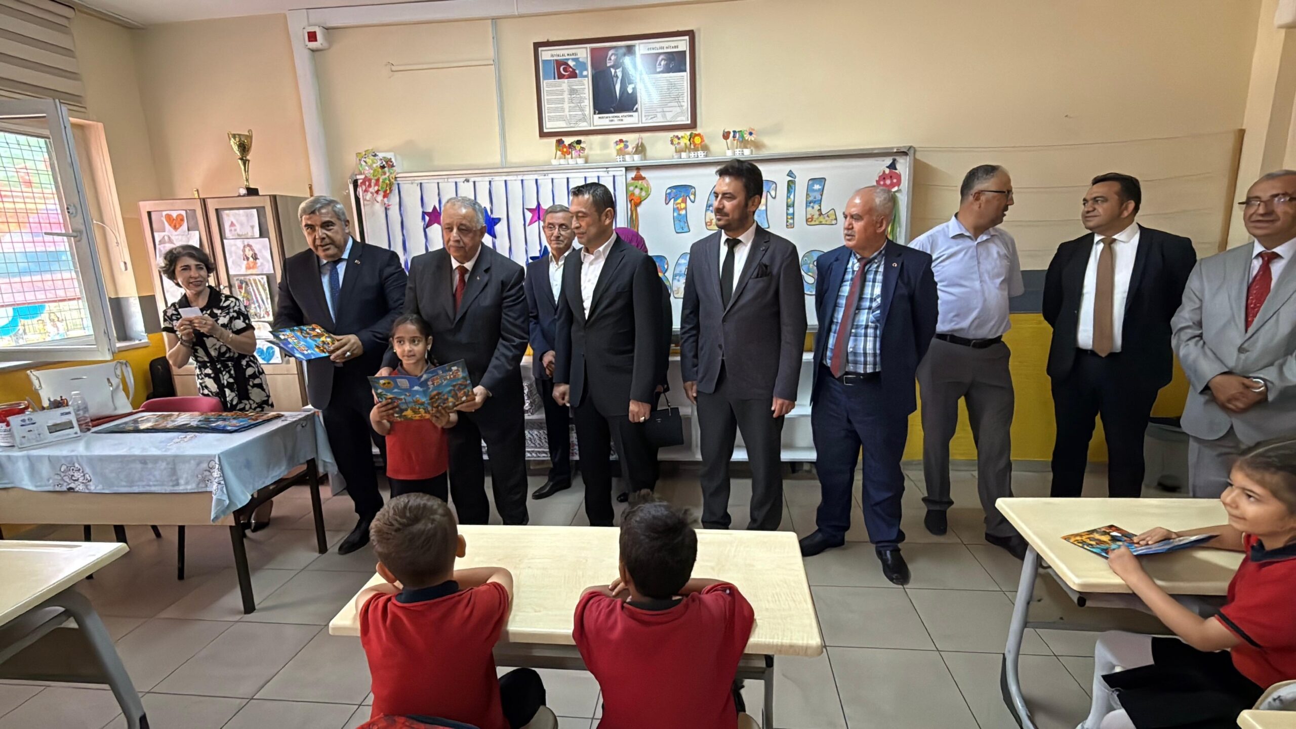 Afyonkarahisar Şehit Murat Saraç İlkokulu öğrencileri, düzenlenen coşkulu bir törenle