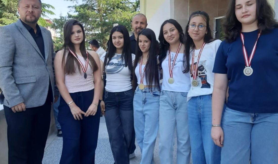 Afyonkarahisar'da eğitim-öğretim yılının sona ermesiyle birlikte okul koridorlarını saran karne