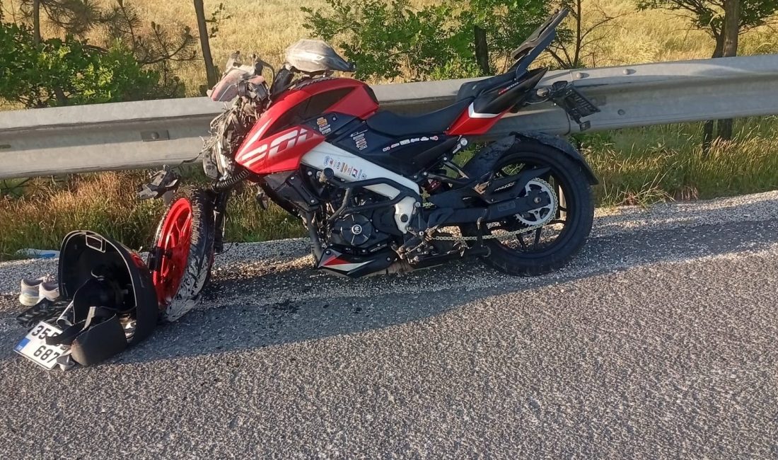 Uşak’ın Banaz ilçesinde, seyir halindeki bir motosikletin önünde ilerleyen kamyonun