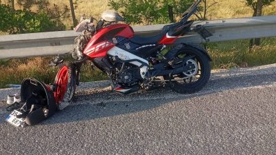 Uşak’ın Banaz ilçesinde, seyir halindeki bir motosikletin önünde ilerleyen kamyonun