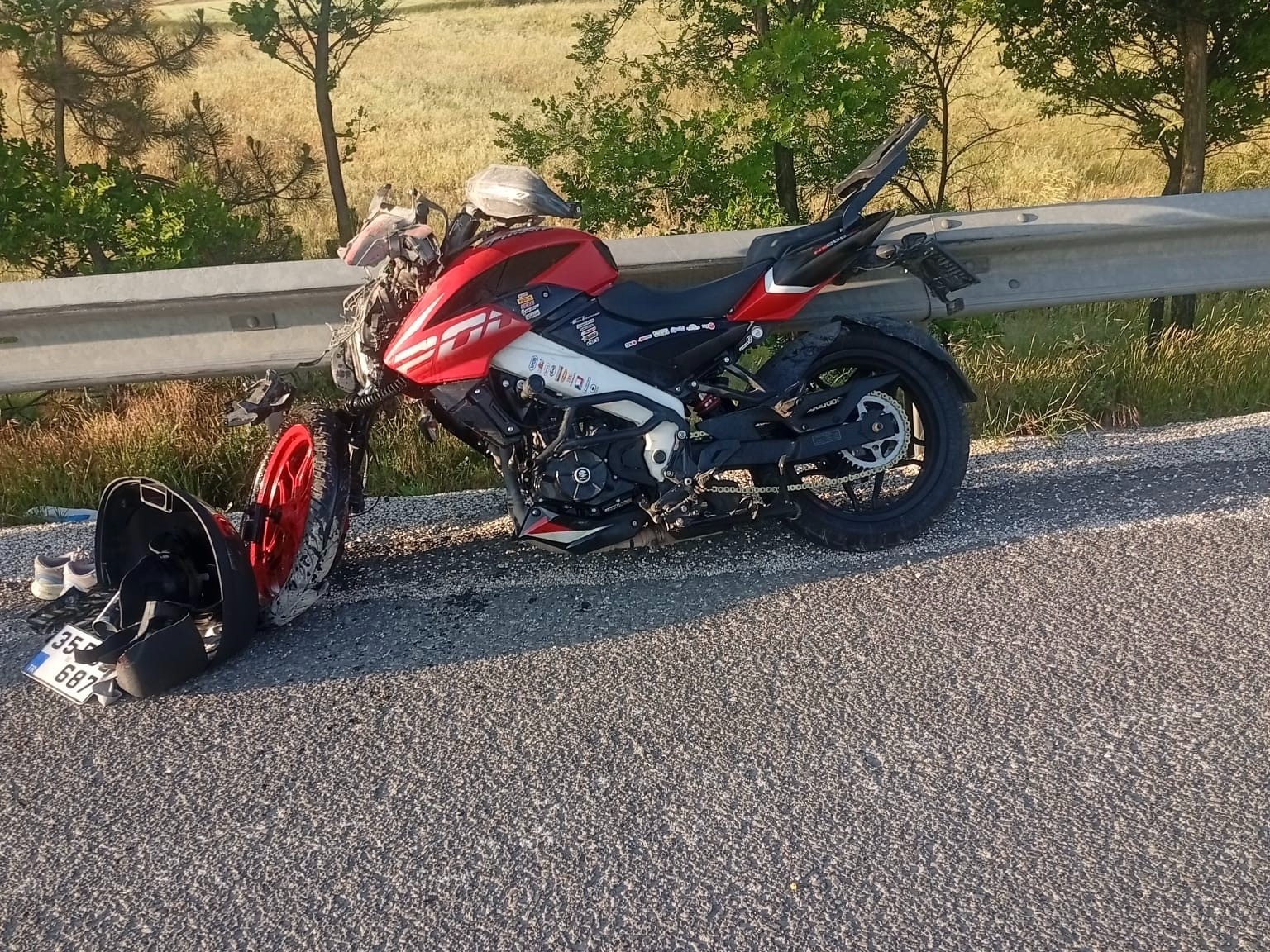 Uşak’ın Banaz ilçesinde, seyir halindeki bir motosikletin önünde ilerleyen kamyonun