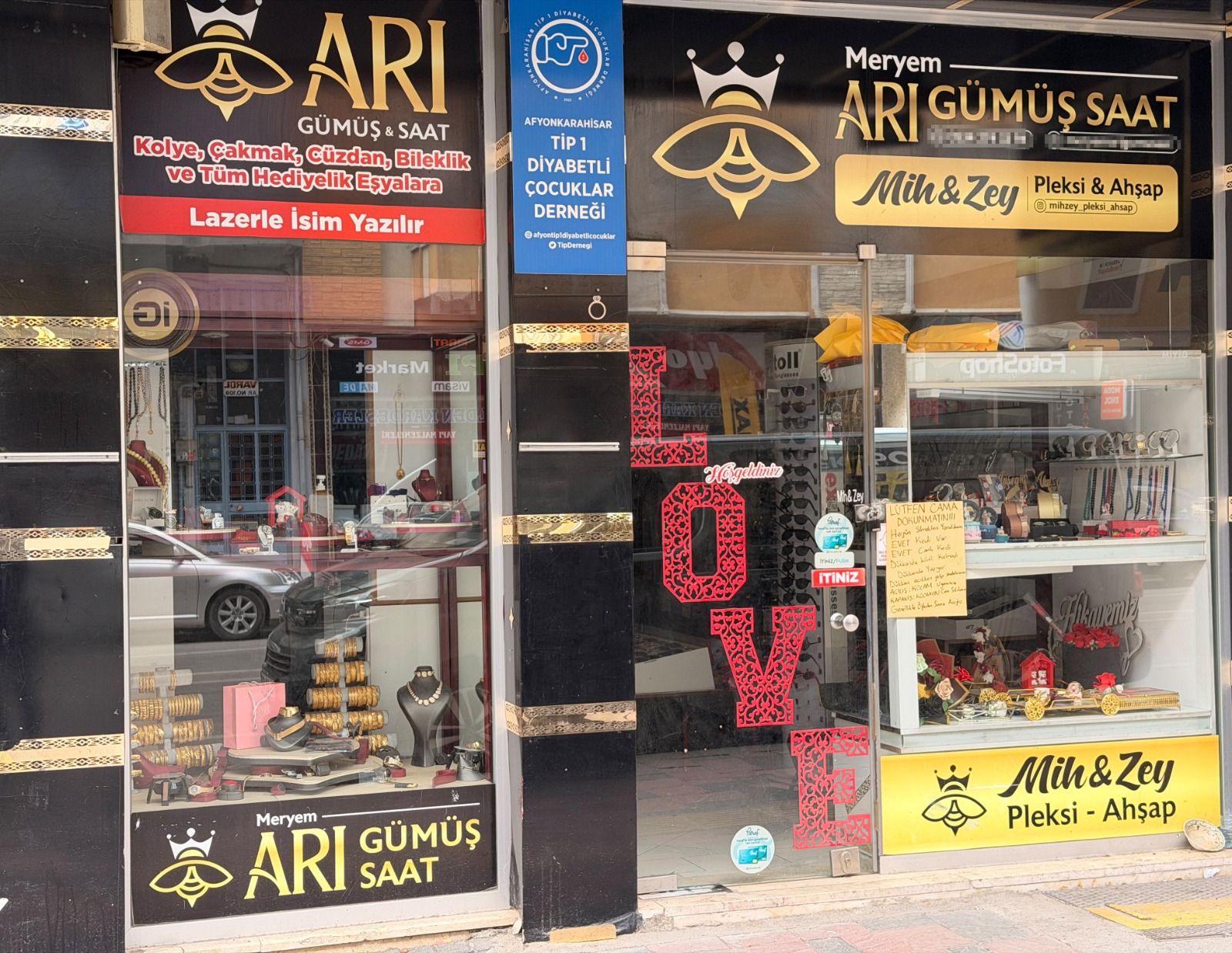 Afyonkarahisar kent merkezinde bir işletmenin vitrin camına asılan esprili yazı,