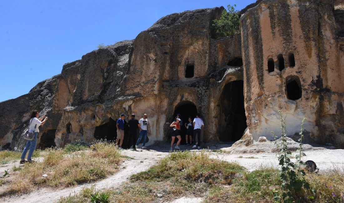 Afyonkarahisar'ın İhsaniye ilçesinde "El Sanatları Atölyesi ve Çocuk Şenliği" gerçekleştiriliyor.