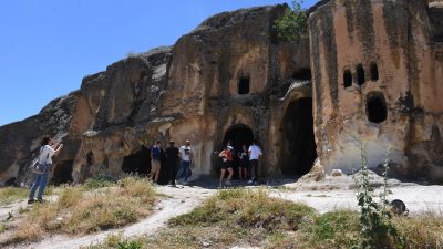 Afyonkarahisar'ın İhsaniye ilçesinde "El Sanatları Atölyesi ve Çocuk Şenliği" gerçekleştiriliyor.