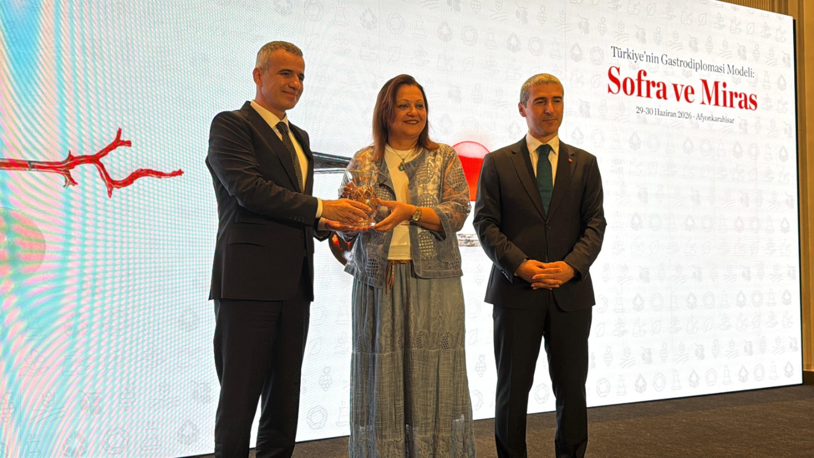 Afyonkarahisar gastrodiplomasi, Türkiye mutfak mirası, Naci Aktaş, Burcu Köksal, Sinnada Termal Otel, Emine Erdoğan mesajı, kültürel diplomasi, gastronomi zirvesi