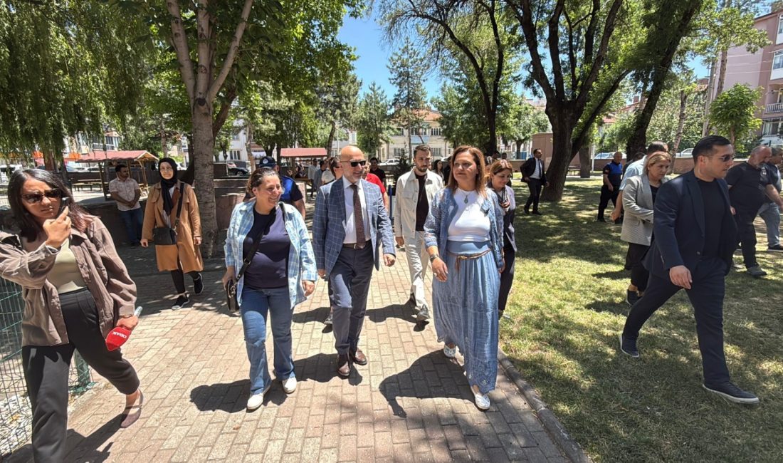Afyonkarahisar Belediye Başkanı Burcu Köksal ve AK Parti teşkilat üyeleri,