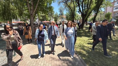 Afyonkarahisar Belediye Başkanı Burcu Köksal ve AK Parti teşkilat üyeleri,