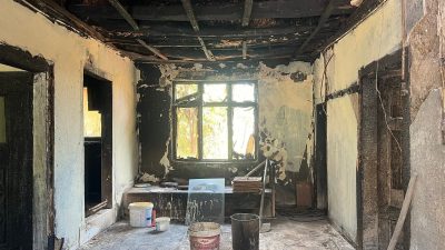  Eskişehir'de çıkan yangında evi kullanılamaz hale gelen 2 çocuk babası,