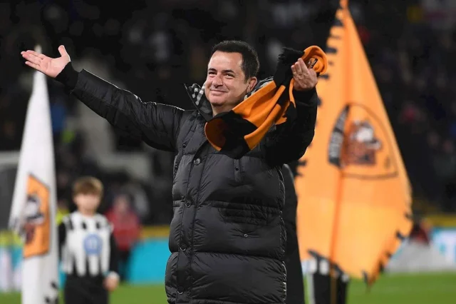 Premier Lig'e yükselme başarısı gösteren Hull City'nin sahibi Acun Ilıcalı,