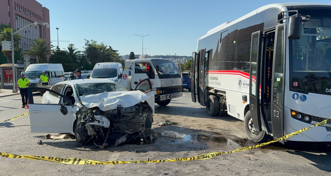 Samsun’un İlkadım ilçesinde otomobil ile özel halk otobüsünün çarpıştığı kazada