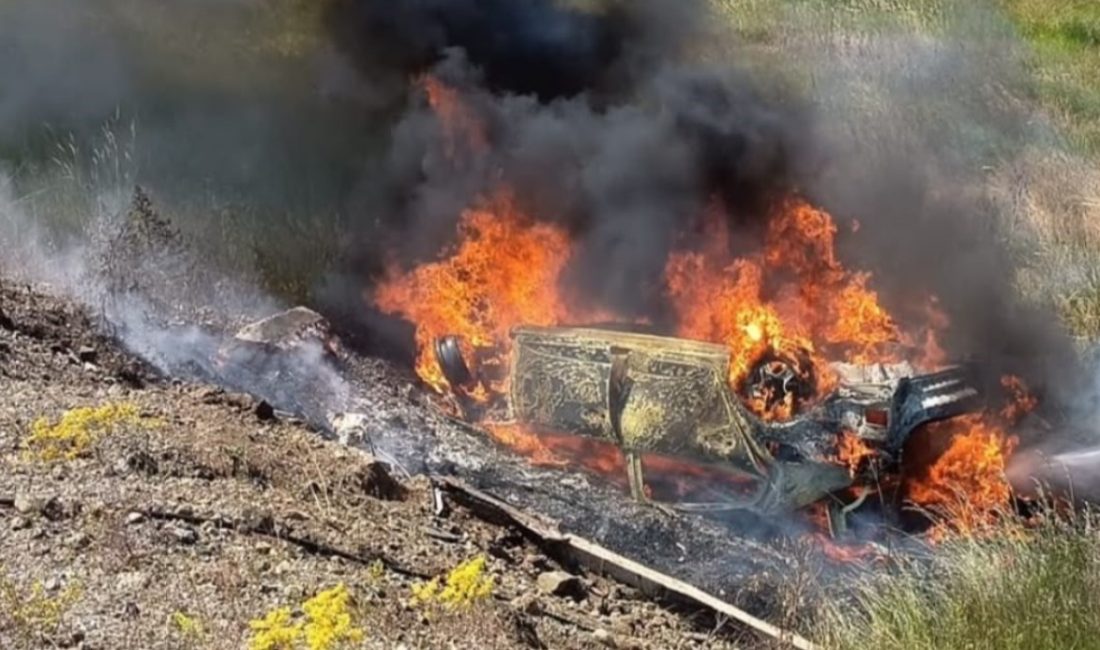 Kütahya’nın Tavşanlı ilçesinde kontrolden çıkarak takla atan otomobilin alev alması