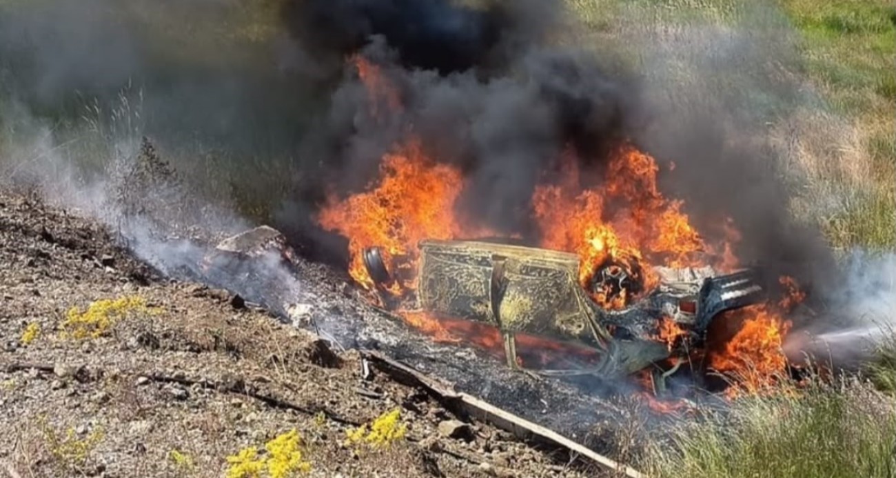 Kütahya’nın Tavşanlı ilçesinde kontrolden çıkarak takla atan otomobilin alev alması