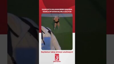 Salıncakta sallanan bebek babasına tekme atıp kahkahalarla gülüyor… 📶https://kanal3.com.tr/ Sosyal