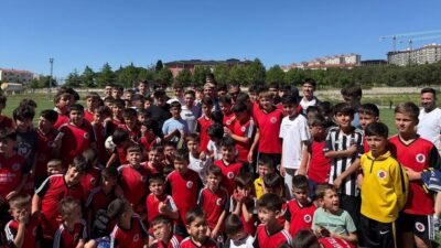 Milli futbolcu Cengiz Ünder, bayram ziyareti dolayısıyla geldiği memleketi Balıkesir'de
