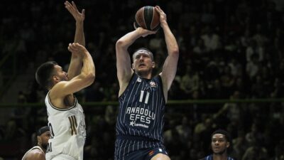 Letonyalı basketbolcu Rolands Smits ile yollar ayrıldı.