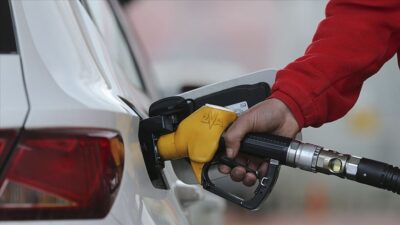 Brent petrol fiyatlarında yaşanan gerileme, akaryakıt fiyatlarına indirim olarak yansıdı.