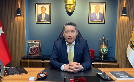 Afyonkarahisar'ın Dinar ilçesinde, CHP'den istifa ederek AK Parti'ye katılan Belediye