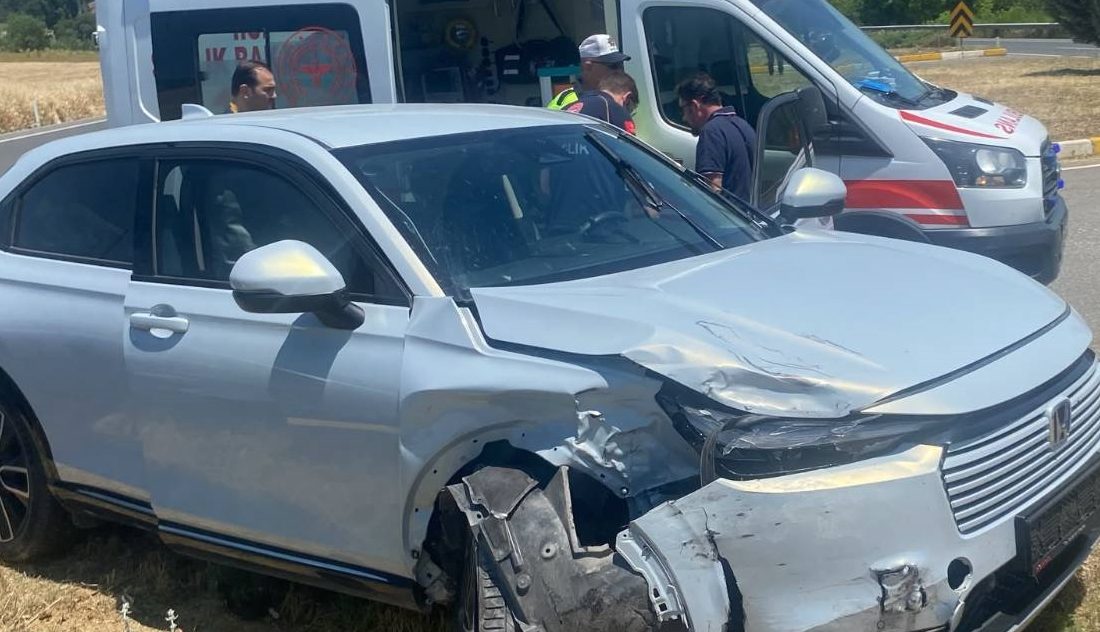 Uşak'ın Banaz ilçesinde cip ile otomobilin çarpışması sonucu 6 kişi