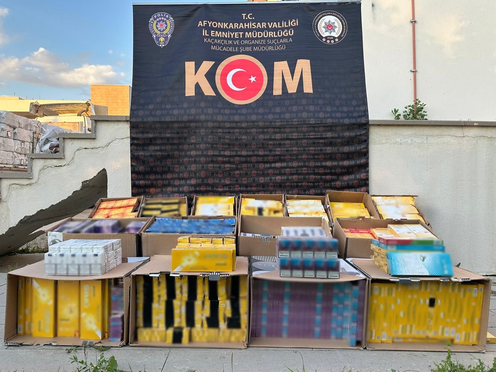 Polisten kritik operasyon: 13 bin paket sigara, 3 kilo uyuşturucu