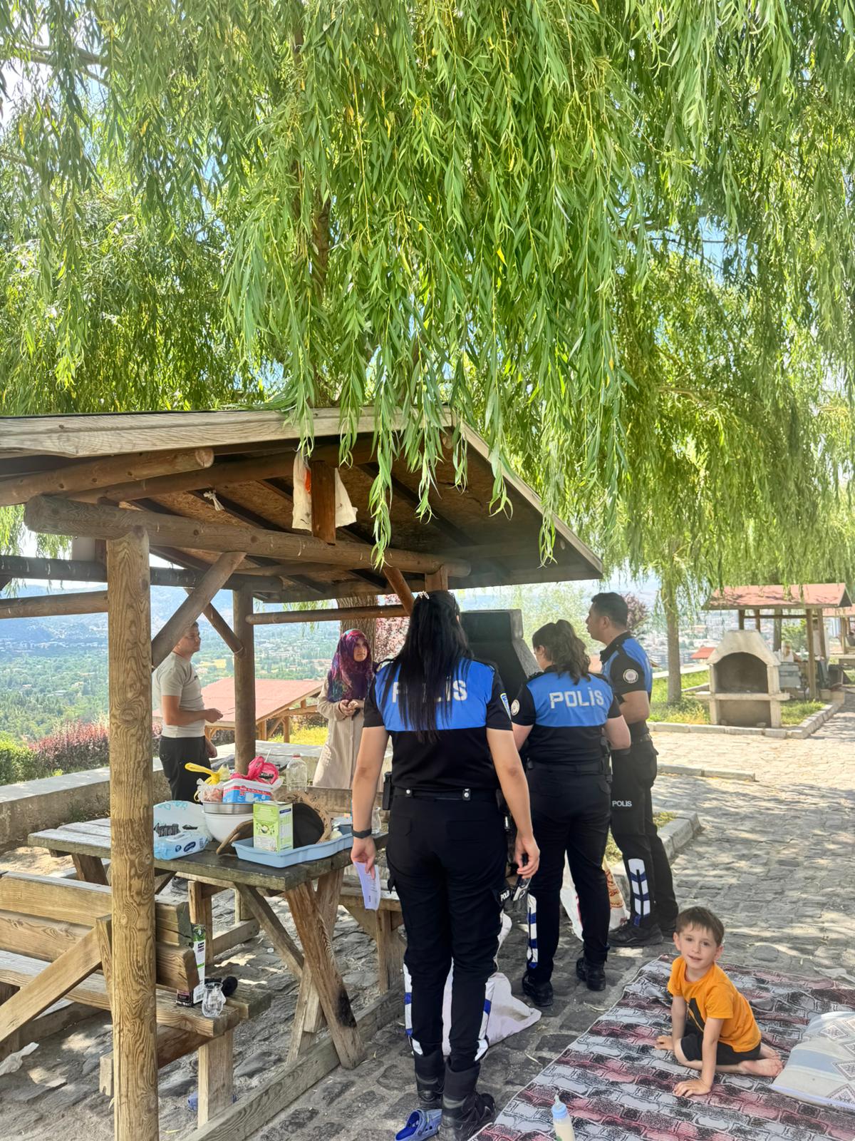 Polisten piknikçilere yangın uyarısı